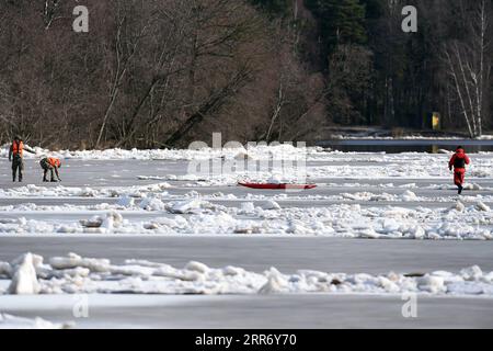 210304 -- CARNIKAVA LETTONIA, 4 marzo 2021 -- i membri delle forze armate lettoni si preparano a far saltare in aria un'enorme congestione di ghiaccio nel fiume Gauja vicino al comune lettone centrale di Carnikava, Lettonia, il 4 marzo 2021. Giovedì le forze armate lettoni hanno fatto esplodere un'enorme congestione di ghiaccio nel fiume Gauja che aveva minacciato di causare gravi inondazioni nella zona. Foto di /Xinhua LATVIA-CARNIKAVA-RIVER GAUJA-ICE CONGESTION-BLOWN UP EdijsxPalens PUBLICATIONxNOTxINxCHN Foto Stock