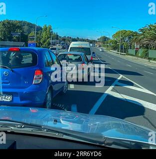 210305 -- WELLINGTON, 5 marzo 2021 -- i veicoli corrono lentamente in altura sotto ordine di evacuazione a Whangarei, nuova Zelanda, 5 marzo 2021. Venerdì il governo neozelandese ha annunciato di revocare gli ordini di evacuazione e ha chiesto a tutte le persone che hanno evacuato di poter tornare dopo tre forti quakes offshore che hanno colpito l'Isola del Nord uno dopo l'altro durante la notte. /Handout via Xinhua NUOVA ZELANDA-QUAKES-TSUNAMI THREAT-DOWNGRADE Skykiwi PUBLICATIONxNOTxINxCHN Foto Stock