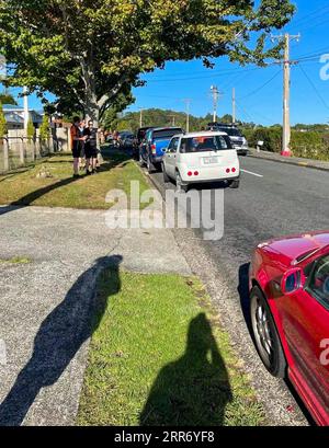 210305 -- WELLINGTON, 5 marzo 2021 -- i veicoli corrono lentamente in altura sotto ordine di evacuazione a Whangarei, nuova Zelanda, 5 marzo 2021. Venerdì il governo neozelandese ha annunciato di revocare gli ordini di evacuazione e ha chiesto a tutte le persone che hanno evacuato di poter tornare dopo tre forti quakes offshore che hanno colpito l'Isola del Nord uno dopo l'altro durante la notte. /Handout via Xinhua NUOVA ZELANDA-QUAKES-TSUNAMI THREAT-DOWNGRADE Skykiwi PUBLICATIONxNOTxINxCHN Foto Stock