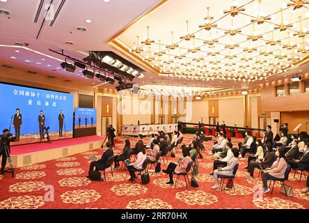 210307 -- PECHINO, 7 marzo 2021 -- i giornalisti sono visti durante un'intervista tramite link video al Media Center Hotel di Pechino, capitale della Cina, 7 marzo 2021. I membri del 13° Comitato Nazionale della Conferenza consultiva politica del popolo cinese il CPPCC hanno risposto alle domande tramite link video presso la sala grande del popolo di Pechino in vista della seconda riunione plenaria della quarta sessione del 13° Comitato Nazionale del CPPCC domenica. He Changshan TWO SESSIONSCHINA-BEIJING-CPPCC-MEMBERS-INTERVIEW CN HexZhangshan PUBLICATIONxNOTxINxCHN Foto Stock