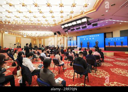 210307 -- PECHINO, 7 marzo 2021 -- i giornalisti sono visti durante un'intervista tramite link video al Media Center Hotel di Pechino, capitale della Cina, 7 marzo 2021. I membri del 13° Comitato Nazionale della Conferenza consultiva politica del popolo cinese il CPPCC hanno risposto alle domande tramite link video presso la sala grande del popolo di Pechino in vista della seconda riunione plenaria della quarta sessione del 13° Comitato Nazionale del CPPCC domenica. DUE MEMBRI DI SESSIONSCHINA-BEIJING-CPPCC-INTERVISTA CN WANGXNAN PUBLICATIONXNOTXINXCHN Foto Stock