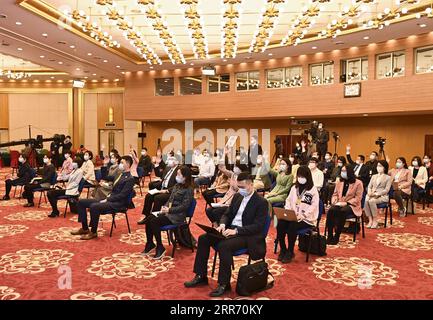 210307 -- PECHINO, 7 marzo 2021 -- i giornalisti alzano la mano per fare domande durante un'intervista tramite link video al Media Center Hotel di Pechino, capitale della Cina, 7 marzo 2021. I membri del 13° Comitato Nazionale della Conferenza consultiva politica del popolo cinese il CPPCC hanno risposto alle domande tramite link video presso la sala grande del popolo di Pechino in vista della seconda riunione plenaria della quarta sessione del 13° Comitato Nazionale del CPPCC domenica. DUE SESSIONSCHINA-BEIJING-CPPCC-MEMBRI-INTERVISTA CN HEXCHANGSHAN PUBLICATIONXNOTXINXCHN Foto Stock