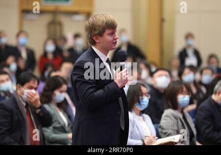 210307 -- PECHINO, 7 marzo 2021 -- Un giornalista fa domande durante una conferenza stampa tenuta dal Consigliere di Stato cinese e Ministro degli Esteri Wang Yi tramite link video a Pechino, capitale della Cina, 7 marzo 2021. Wang ha risposto alle domande dei giornalisti nazionali e stranieri sulla politica estera e le relazioni estere della Cina durante la conferenza stampa a margine della quarta sessione del 13° Congresso Nazionale del popolo NPC a Pechino. DUE SESSIONSCHINA-BEIJING-NPC-CONFERENZA STAMPA-WANG YI CN JINXLIWANG PUBLICATIONXNOTXINXCHN Foto Stock