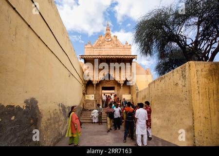 Vrindavan, Uttar Pradesh 18 ottobre 2019: Il cancello d'ingresso di Nidhivan è uno dei luoghi più sacri, misteriosi e sacri per il popolo indù Foto Stock