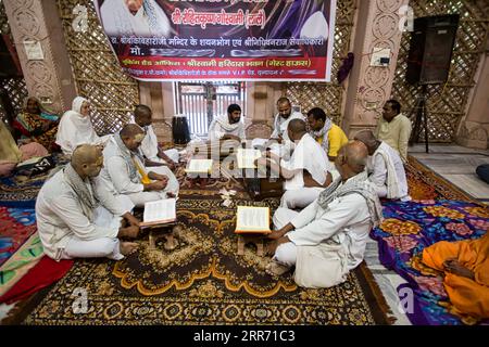 Vrindavan, Uttar Pradesh 18 ottobre 2019: Canti in corso all'interno di Samadhi di Swami Haridas all'interno di Nidhivan. Foto Stock