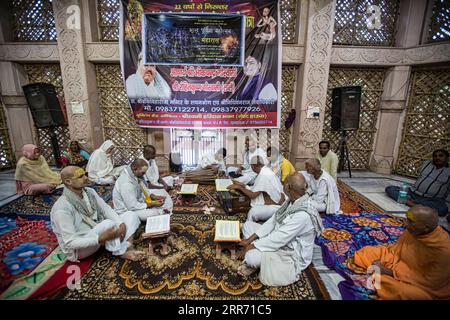 Vrindavan, Uttar Pradesh 18 ottobre 2019: Canti in corso all'interno di Samadhi di Swami Haridas all'interno di Nidhivan. Vrindavan Foto Stock