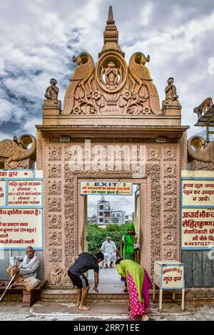 Vrindavan, Uttar Pradesh 18 ottobre 2019: Il cancello d'ingresso di Nidhivan è uno dei luoghi più sacri, misteriosi e sacri per il popolo indù Foto Stock