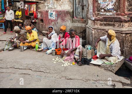 Vrindavan, Uttar Pradesh, 18 ottobre 2019: Poveri mendicanti seduti in cerca di elemosina sul lato della strada di Vrindavan, una piccola città e un luogo sacro per gli indù Foto Stock