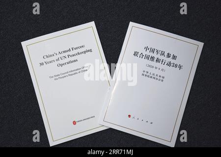 210308 -- PECHINO, 8 marzo 2021 -- le versioni cinesi R e inglesi di un white paper intitolato China S Armed Forces: 30 Years of un Peacekeeping Operations sono mostrate in questa foto scattata a Pechino, capitale della Cina, 18 settembre 2020. Xinhua Headlines-Explainer: La Cina sta aumentando le spese militari JinxLiangkuai PUBLICATIONxNOTxINxCHN Foto Stock