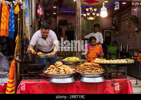 Vrindavan, Uttar Pradesh, 18 ottobre 2019: Un proprietario di un ristorante che prepara cibo per servire il suo cliente a Vrindavan, la città Santa per il popolo indù Foto Stock