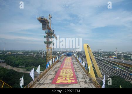 210308 -- GIACARTA, 8 marzo 2021 -- la più grande trave continua della ferrovia ad alta velocità di Giacarta-Bandung si vede a Bekasi, Indonesia, l'8 marzo 2021. Il fascio continuo con la più grande apertura della ferrovia ad alta velocità di Jakarta-Bandung HSR è stato chiuso con successo lunedì mattina, segnando i progressi significativi di un altro progetto di controllo critico nella costruzione della ferrovia. Una dichiarazione rilasciata da KCIC, un consorzio di joint venture di aziende statali cinesi e indonesiane che gestisce la HSR di 142 km, ha affermato che il fascio è chiuso nella regione di Bekasi nella provincia di Giava Occidentale ed è il più grande bea Foto Stock