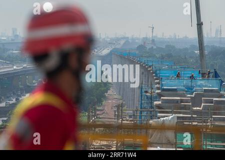 210308 -- GIACARTA, 8 marzo 2021 -- Un operaio si trova sulla più grande trave continua della Jakarta-Bandung High Speed Railway a Bekasi, Indonesia, l'8 marzo 2021. Il fascio continuo con la più grande apertura della ferrovia ad alta velocità di Jakarta-Bandung HSR è stato chiuso con successo lunedì mattina, segnando i progressi significativi di un altro progetto di controllo critico nella costruzione della ferrovia. Una dichiarazione rilasciata da KCIC, un consorzio di joint venture di società statali cinesi e indonesiane che gestisce la HSR di 142 km, ha affermato che la trave è chiusa nella regione Bekasi Regency e i della provincia di Giava Occidentale Foto Stock