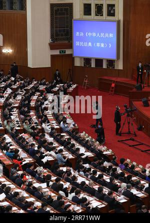 210308 -- PECHINO, 8 marzo 2021 -- i legislatori cinesi votano il progetto di codice civile alla terza sessione del XIII Congresso Nazionale del popolo a Pechino, capitale della Cina, il 28 maggio 2020. Xinhua titoli: Uno sguardo alla democrazia cinese, stato di diritto in due sessioni DingxHaitao PUBLICATIONxNOTxINxCHN Foto Stock