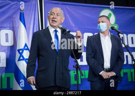 210308 - TEL AVIV, 8 marzo 2021 - il primo ministro israeliano Benjamin Netanyahu L tiene un discorso durante un incontro con la 5 milionesima persona che ha ricevuto il vaccino COVID-19 in Israele, a Tel Aviv, Israele, l'8 marzo 2021. Il numero di persone vaccinate contro la COVID-19 in Israele ha superato i 5 milioni, ovvero il 53,8% della sua popolazione totale, da quando la campagna di vaccinazione è iniziata il 20 dicembre 2020. Via Xinhua ISRAEL-TEL AVIV-PM-COVID-19-VACCINE-5 MILIONESIMA PERSONA MiriamxAlster/JINI PUBLICATIONxNOTxINxCHN Foto Stock