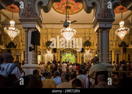 Vrindavan, Uttar Pradesh, 19 ottobre 2019: La sera, le persone fanno Kirtan, cantano, cantano e ballano nel nome di Lord Krishna Foto Stock