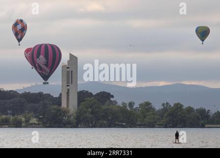 210310 -- CANBERRA, 10 marzo 2021 -- le mongolfiere sono viste nel cielo durante l'annuale festival Canberra Balloon Spectacular a Canberra, Australia, 10 marzo 2021. Il festival annuale Canberra Balloon Spectacular, un festival in mongolfiera celebrato nella capitale australiana, si tiene quest'anno dal 6 al 14 marzo. Foto di /Xinhua AUSTRALIA-CANBERRA-BALLOON-FESTIVAL LiuxChangchang PUBLICATIONxNOTxINxCHN Foto Stock