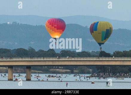 210310 -- CANBERRA, 10 marzo 2021 -- le mongolfiere sono viste nel cielo durante l'annuale festival Canberra Balloon Spectacular a Canberra, Australia, 8 marzo 2021. Il festival annuale Canberra Balloon Spectacular, un festival in mongolfiera celebrato nella capitale australiana, si tiene quest'anno dal 6 al 14 marzo. Foto di /Xinhua AUSTRALIA-CANBERRA-BALLOON-FESTIVAL LiuxChangchang PUBLICATIONxNOTxINxCHN Foto Stock