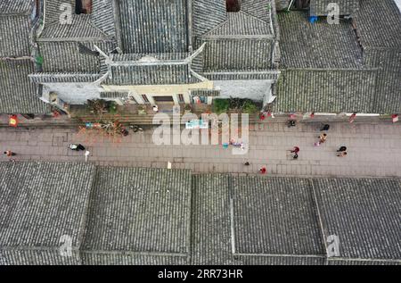 210310 -- CHONGQING, 10 marzo 2021 -- foto aerea scattata il 10 marzo 2021 mostra i turisti che visitano l'antica città di Shuangjiang nel Distretto di Tongnan nel sud-ovest della Cina. L'antica città di Shuangjiang, situata nel distretto di Tongnan di Chongqing, fu costruita tra la fine del 1368-1644 e l'inizio del 1644-1911 delle dinastie Qing. Negli ultimi anni, l'autorità locale ha restaurato la città basandosi sul suo aspetto originale. CHINA-CHONGQING-SHUANGJIANG-ANCIENT TOWN CN WANGXQUANCHAO PUBLICATIONXNOTXINXCHN Foto Stock