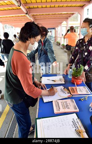 210312 -- HONG KONG, 12 marzo 2021 -- Un cittadino firma il suo nome durante una campagna a sostegno della decisione di migliorare il sistema elettorale della regione amministrativa speciale di Hong Kong da parte del Congresso Nazionale del popolo NPC a Hong Kong, Cina meridionale, 11 marzo 2021. La decisione è stata approvata da una maggioranza schiacciante nella quarta sessione del 13° NPC, la prima legislatura cinese, giovedì. CHINA-HONG KONG-NPC-DECISIONE SUL MIGLIORAMENTO DEL SOSTEGNO AL SISTEMA ELETTORALE CN LOXPINGXFAI PUBLICATIONXNOTXINXCHN Foto Stock