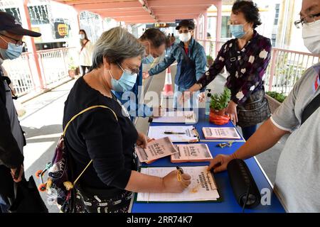 210312 -- HONG KONG, 12 marzo 2021 -- i cittadini firmano i loro nomi durante una campagna a sostegno della decisione sul miglioramento del sistema elettorale della regione amministrativa speciale di Hong Kong da parte del Congresso Nazionale del popolo NPC a Hong Kong, Cina meridionale, 11 marzo 2021. La decisione è stata approvata da una maggioranza schiacciante nella quarta sessione del 13° NPC, la prima legislatura cinese, giovedì. CHINA-HONG KONG-NPC-DECISIONE SUL MIGLIORAMENTO DEL SOSTEGNO AL SISTEMA ELETTORALE CN LOXPINGXFAI PUBLICATIONXNOTXINXCHN Foto Stock