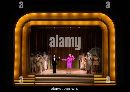 Magdeburg, Germania. 6 settembre 2023. Carmen Steinert (l) nel ruolo di Jimmy e Meike Hartmann (r) nel doppio ruolo di Suzanne Provence e la Principessa Laya provano una scena del dramma "il fiore delle Hawaii". Theater Magdeburg inizierà la nuova stagione con la prima l'8 settembre 2023. Credito: Klaus-Dietmar Gabbert/dpa/ZB/dpa/Alamy Live News Foto Stock