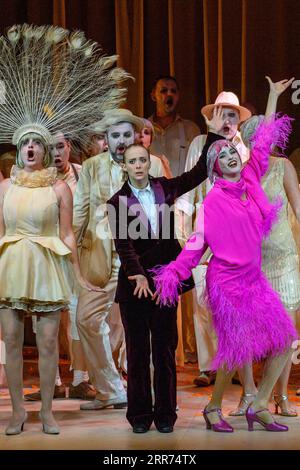 Magdeburg, Germania. 6 settembre 2023. Carmen Steinert (l) nel ruolo di Jimmy e Meike Hartmann (r) nel doppio ruolo di Suzanne Provence e la Principessa Laya provano una scena del dramma "il fiore delle Hawaii". Theater Magdeburg inizierà la nuova stagione con la prima l'8 settembre 2023. Credito: Klaus-Dietmar Gabbert/dpa/ZB/dpa/Alamy Live News Foto Stock