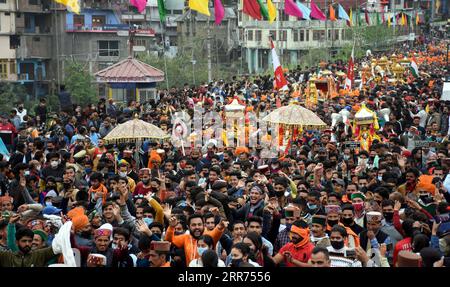 210312 -- MANDI INDIA, 12 marzo 2021 -- i devoti indù si uniscono a una processione per celebrare la festa di Maha Shivaratri a Mandi, Himachal Pradesh, India, il 12 marzo 2021. Gli indù hanno segnato il festival di Maha Shivaratri offrendo preghiere al Signore Shiva. Str/Xinhua INDIA-MANDI-MAHA SHIVARATRI FESTIVAL Stringer PUBLICATIONxNOTxINxCHN Foto Stock