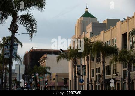 Santa Ana, California, USA - 12 agosto 2023: La luce del sole del pomeriggio splende nel centro storico di Santa Ana. Foto Stock