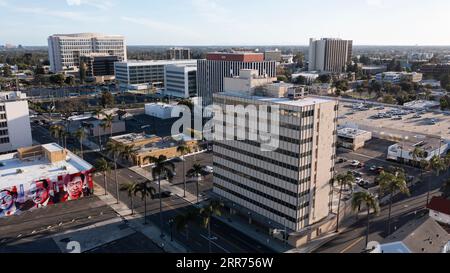 Santa Ana, California, USA - 12 agosto 2023: La luce del sole del pomeriggio splende nel cuore urbano del centro di Santa Ana. Foto Stock