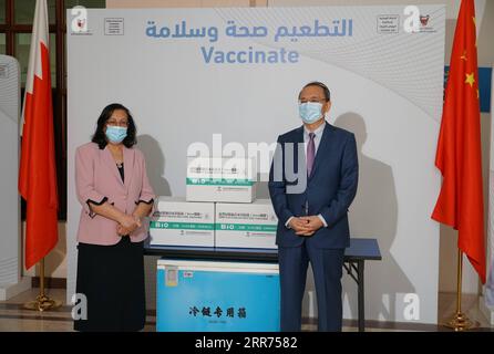 210313 -- MANAMA, 13 marzo 2021 -- Ambasciatore cinese in Bahrain An Wa er R e Ministro della salute del Bahrain Faeqa bint Saeed al-Saleh assistono ad una cerimonia di consegna del vaccino a Manama, Bahrain, il 12 marzo 2021. /Handout via Xinhua BAHRAIN-MANAMA-COVID-19-VACCINO CINESE-ARRIVO ChinesexAmbasciata xinxBahrain PUBLICATIONxNOTxINxCHN Foto Stock