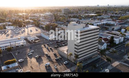 Santa Ana, California, USA - 12 agosto 2023: La luce del sole del pomeriggio splende nel cuore urbano del centro di Santa Ana. Foto Stock