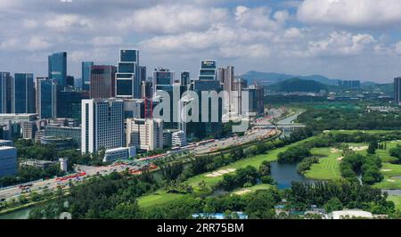 210313 -- PECHINO, 13 marzo 2021 -- foto aerea scattata il 27 settembre 2020 mostra il parco scientifico e tecnologico lungo la riva del fiume Dasha nel distretto di Nanshan di Shenzhen, nella provincia del Guangdong della Cina meridionale. Titoli di Xinhua: La Greater Bay area abbraccia un nuovo ciclo di investimenti esteri in mezzo al nuovo piano quinquennale MaoxSiqian PUBLICATIONxNOTxINxCHN Foto Stock