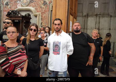 Napoli, Campania, Italia. 6 settembre 2023. Il funerale del giovane musicista Giovanbattista Cutolo ucciso con colpi d'arma da fuoco da un giovane sedicenne quartiere spagnolo nella notte del 31 agosto 2023 al termine di una disputa per futili motivi. Presenta una grande folla di amici e napoletani. All'interno della Chiesa sono presenti il Ministro dell'interno (Piantedosi), il Ministro della Cultura (Sangiuliano), il Presidente della regione Campania (De Luca), il Sindaco di Napoli (Manfredi) e varie autorità pubbliche e politiche per rendere omaggio a questo giovane musicista di grande talento artistico. ( Foto Stock