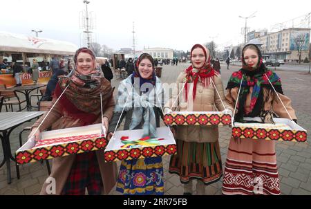 210313 -- MINSK, 13 marzo 2021 -- le persone in costumi tradizionali prendono parte alle celebrazioni del festival Maslenitsa a Minsk, in Bielorussia, 13 marzo 2021. Maslenitsa è una festa religiosa per celebrare l'inizio della primavera. Foto di /Xinhua BELARUS-MINSK-MASLENITSA FESTIVAL ZhinkovxHenadz PUBLICATIONxNOTxINxCHN Foto Stock