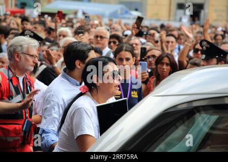 Napoli, Campania, Italia. 6 settembre 2023. Daniela di maggio la madre del giovane musicista. Il funerale del giovane musicista Giovanbattista Cutolo ucciso con colpi d'arma da fuoco da un giovane sedicenne quartiere spagnolo nella notte del 31 agosto 2023 al termine di una disputa per futili motivi. Presenta una grande folla di amici e napoletani. All'interno della Chiesa sono presenti il Ministro dell'interno (Piantedosi), il Ministro della Cultura (Sangiuliano), il Presidente della regione Campania (De Luca), il Sindaco di Napoli (Manfredi) e varie autorità pubbliche e politiche per rendere omaggio Foto Stock