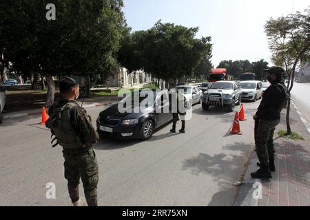 210314 -- NABLUS, 14 marzo 2021 -- gli agenti di polizia palestinesi lavorano in un posto di blocco nella città di Nablus in Cisgiordania, 14 marzo 2021. Sabato la Palestina ha annunciato la decisione di estendere il blocco completo in Cisgiordania per altri cinque giorni, a partire dal 15 marzo, in mezzo all'aumento giornaliero dei casi di COVID-19 e dei decessi. Foto di /Xinhua MIDEAST-NABLUS-COVID-19-LOCKDOWN NidalxEshtayeh PUBLICATIONxNOTxINxCHN Foto Stock