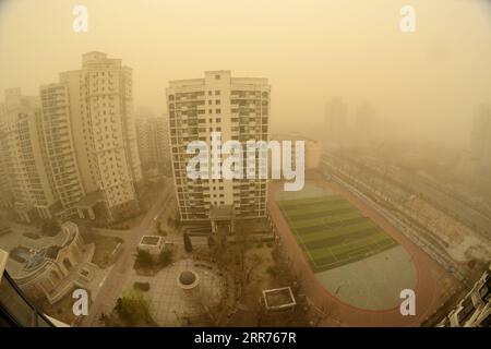 210315 -- PECHINO, 15 marzo 2021 -- la foto scattata il 15 marzo 2021 mostra un'area residenziale coperta di polvere a Pechino, capitale della Cina. La polvere galleggiante ha colpito Pechino lunedì. CHINA-BEIJING-WEATHER-DUST CN LixXin PUBLICATIONxNOTxINCHN Foto Stock