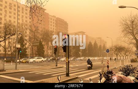 210315 -- PECHINO, 15 marzo 2021 -- la foto del cellulare scattata il 15 marzo 2021 mostra Xuanwumen West Street avvolta dalla polvere a Pechino, capitale della Cina. La polvere galleggiante ha colpito Pechino lunedì. CHINA-BEIJING-WEATHER-DUST CN LvxShuai PUBLICATIONxNOTxINxCHN Foto Stock