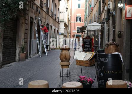 210316 -- ROMA, 16 marzo 2021 -- Un cartello che promuove il servizio da asporto si vede all'esterno di un ristorante a Roma, in Italia, 15 marzo 2021. Lunedì l'Italia è entrata in un nuovo periodo di semi-confinamento, con oltre la metà delle sue 20 regioni che rientrano nella zona rossa e soggette al livello massimo di restrizioni. ITALIA-ROMA-COVID-19-SEMI-LOCKDOWN ChengxTingting PUBLICATIONxNOTxINxCHN Foto Stock