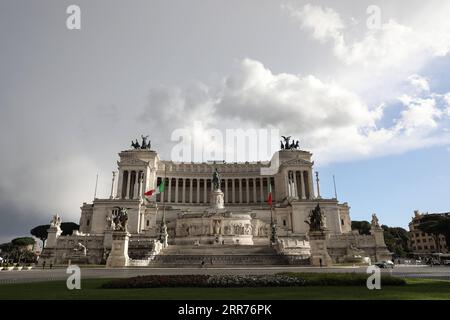 210316 -- ROMA, 16 marzo 2021 -- poche persone camminano in Piazza Venezia a Roma, Italia, 15 marzo 2021. Lunedì l'Italia è entrata in un nuovo periodo di semi-confinamento, con oltre la metà delle sue 20 regioni che rientrano nella zona rossa e soggette al livello massimo di restrizioni. ITALIA-ROMA-COVID-19-SEMI-LOCKDOWN ChengxTingting PUBLICATIONxNOTxINxCHN Foto Stock