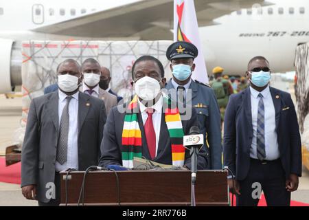 210316 -- HARARE, 16 marzo 2021 -- il presidente dello Zimbabwe Emmerson Mnangagwa tiene un discorso mentre un lotto di vaccini COVID-19 arriva all'aeroporto internazionale Robert Gabriel Mugabe di Harare, Zimbabwe, 16 marzo 2021. Lo Zimbabwe martedì ha ricevuto un secondo lotto di dosi di Sinopharm donate dalla Cina più un'ulteriore dose di Sinovac acquistata commercialmente dal governo. ZIMBABWE-HARARE-CINA-COVID-19 VACCINO-ARRIVO ZHANGXYULIANG PUBLICATIONXNOTXINXCHN Foto Stock