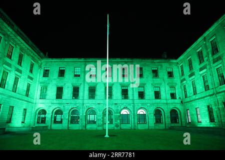 210317 -- DUBLINO, 17 marzo 2021 -- foto scattata il 16 marzo 2021 mostra un edificio illuminato in verde per salutare il giorno di San Patrizio che cade il 17 marzo di ogni anno a Dublino, Irlanda. IRLANDA-DUBLINO-SAN PATRIZIO GIORNO XINHUA PUBLICATIONXNOTXINXCHN Foto Stock