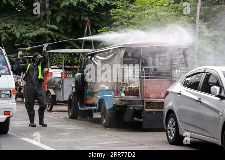 210317 -- MANILA, 17 marzo 2021 -- Un lavoratore del Manila Disaster and Risk Reduction Management Office che indossa un dispositivo di protezione individuale disinfetta una strada a Manila, nelle Filippine, il 17 marzo 2021. Il rinnovato picco dei casi di COVID-19 nel paese ha spinto il governo filippino a imporre nuovamente severe misure di quarantena per prevenire l'ulteriore aumento delle infezioni da coronavirus. FILIPPINE-MANILA-COVID-19-DISINFEZIONE STRADALE RouellexUmali PUBLICATIONxNOTxINxCHN Foto Stock