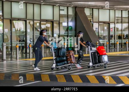 210317 -- MANILA, 17 marzo 2021 -- i passeggeri in arrivo che indossano uno scudo protettivo sono visti all'interno del Terminal 1 dell'Aeroporto Internazionale Ninoy Aquino a Manila, nelle Filippine, il 17 marzo 2021. Le Filippine hanno dichiarato che sospenderà temporaneamente l'ingresso di stranieri e di alcuni cittadini mentre il paese del sud-est asiatico si batte per un nuovo picco nei casi di COVID-19. In una dichiarazione rilasciata martedì sera, la task force sul coronavirus del paese ha affermato che i cittadini stranieri e i cittadini di ritorno che non lavoravano all'estero non potranno entrare nel paese dal 20 marzo al 19 aprile Foto Stock