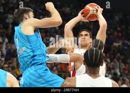 Pasay City, Metro Manila, Filippine. 6 settembre 2023. Il canadese Dwight Powell (7) si assicura un rimbalzo durante la partita dei quarti di finale del mondo di pallacanestro FIBA tra Canada (bianco) e Slovenia (blu). Il Canada ha vinto 100-89. (Immagine di credito: © Dennis Jerome costa/Pacific Press via ZUMA Press Wire) SOLO USO EDITORIALE! Non per USO commerciale! Foto Stock