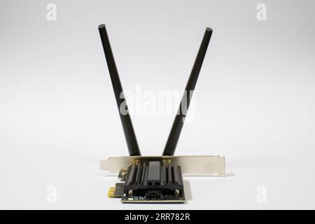 adattatore per scheda wifi scheda di rete wireless per computer pc isolato su sfondo bianco Foto Stock