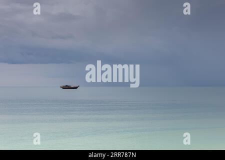 Una barca in mezzo al mare Foto Stock