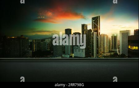 Lato strada asfaltata con lo splendido skyline di Kuala Lumpur. Scena del sorgere del sole . Foto Stock