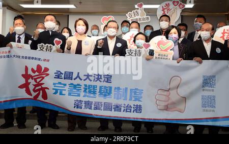 210321 -- HONG KONG, 21 marzo 2021 -- Una conferenza stampa si tiene a Hong Kong, nel sud della Cina, il 21 marzo 2021. Più di 2,38 milioni di firme sono state raccolte a Hong Kong a sostegno del miglioramento del sistema elettorale della regione amministrativa speciale di Hong Kong HKSAR durante una campagna di 11 giorni che termina domenica. TAM Yiu-chung, il principale convocatore della campagna, ha detto domenica alla conferenza stampa che circa 1,17 milioni di persone hanno firmato la petizione online e circa 1,21 milioni hanno scritto i loro nomi nelle cabine promozionali in strada. Sono state identificate e rimosse oltre 210.000 firme non valide Foto Stock