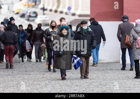 210323 -- MOSCA, 23 marzo 2021 -- la gente cammina vicino alla Piazza Rossa nel centro di Mosca, Russia, il 23 marzo 2021. La Russia ha segnalato 8.457 casi di COVID-19 nelle ultime 24 ore, il numero giornaliero più basso dal settembre dello scorso anno, portando il conteggio cumulativo a 4.474.610, ha dichiarato martedì il centro ufficiale di monitoraggio e risposta. RUSSIA-MOSCA-COVID-19-CASI-NUOVO BASSO BAIXXUEQI PUBLICATIONXNOTXINXCHN Foto Stock